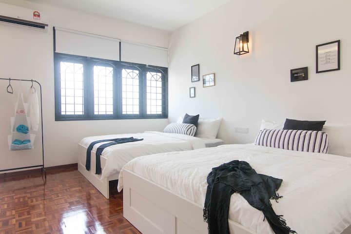 חדר שינה ראשי עם 2x קווין, 1 x מיטת יחיד, לצרף חדר אמבטיה