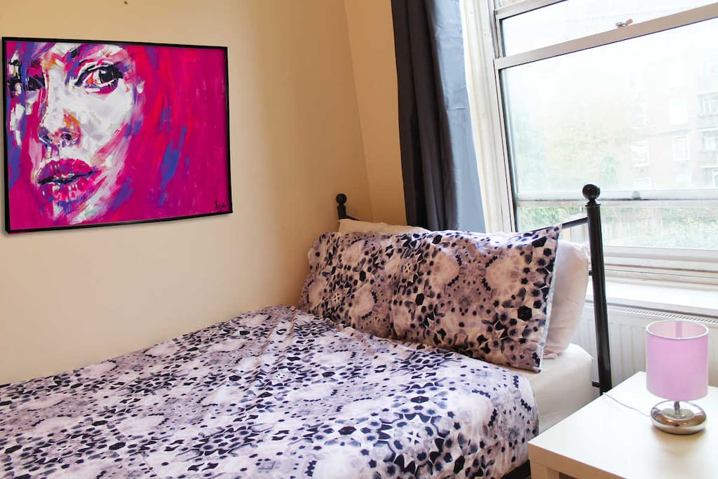Enjoy London with this private double room. We're close to London's main tourist hotspots!