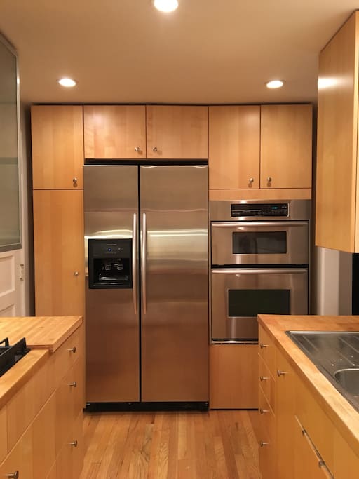 Kitchen: maple cabinets, stainless appliances, hardwood floors