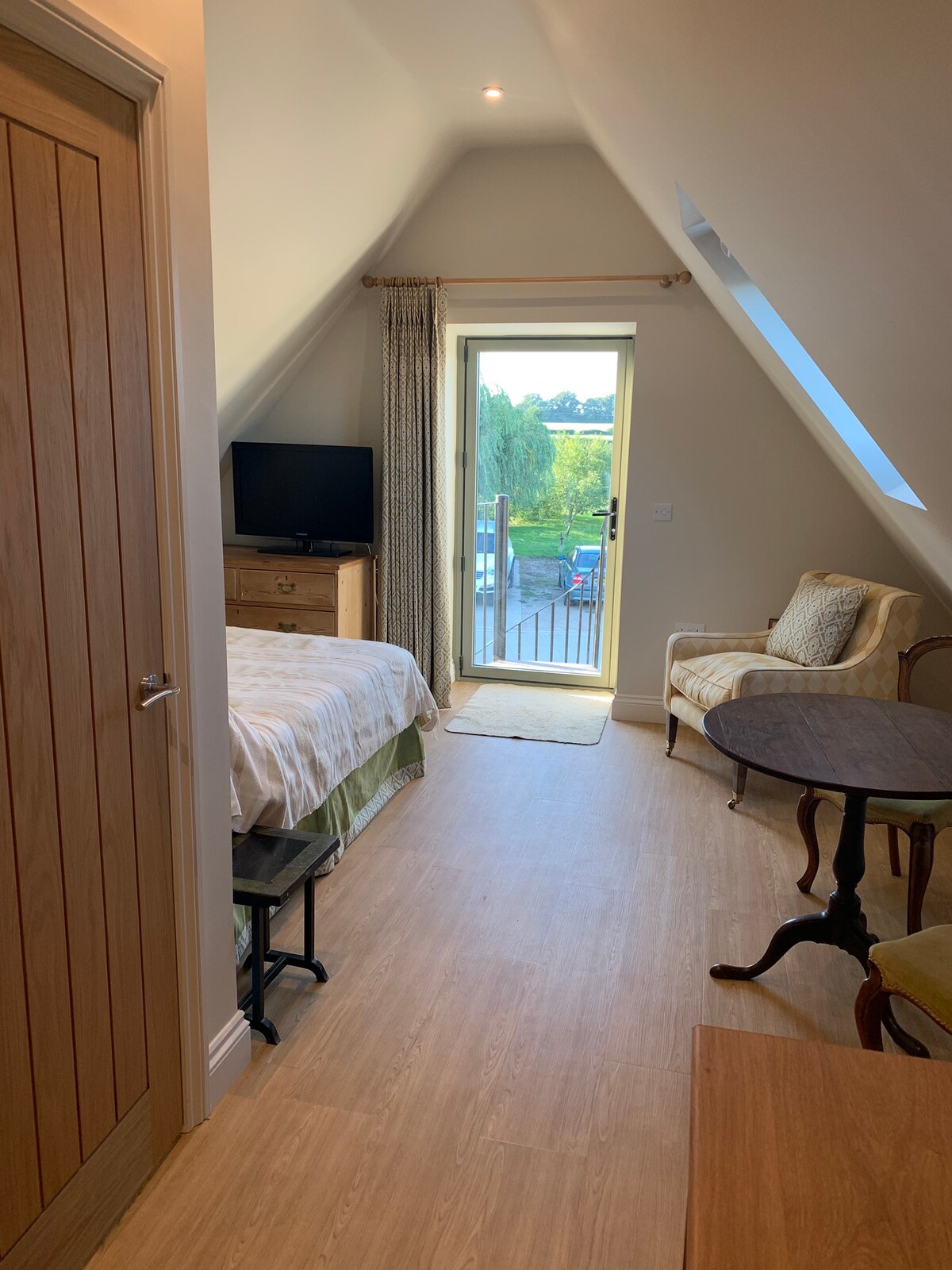 נוף של הסטודיו מהקצה של המטבחון 