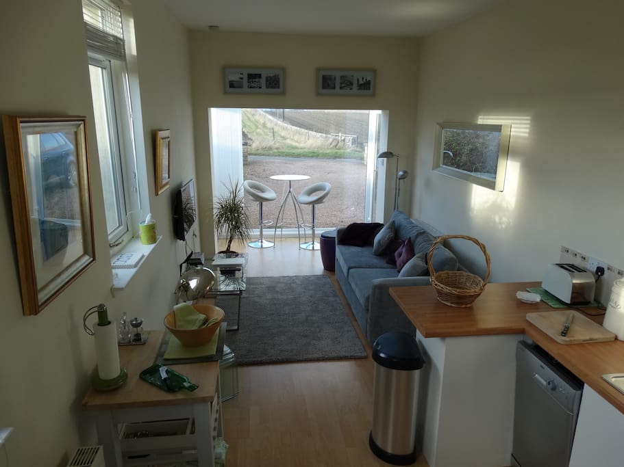 Light and bright, well-equipped kitchen/living room