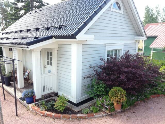 Huone - oma sisäänkäynti, suihku ja keittokulmaus