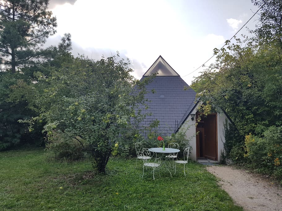 Entrée et salon de jardin privatifs