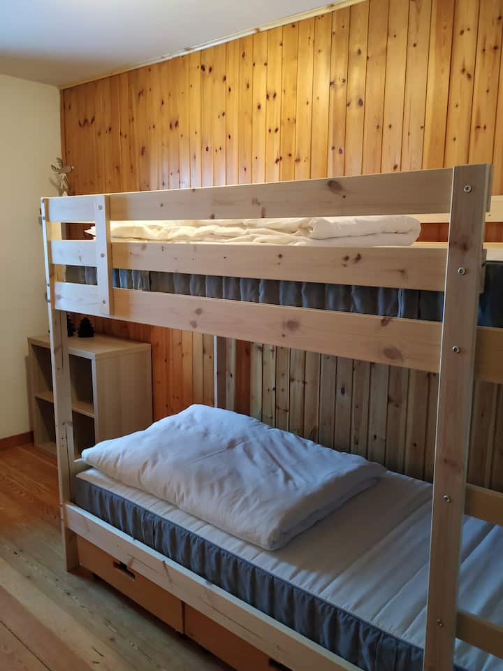 חדר שינה שני עם מיטת קומותיים גדולה (90x200) הכל חדש (נובמבר 2022)