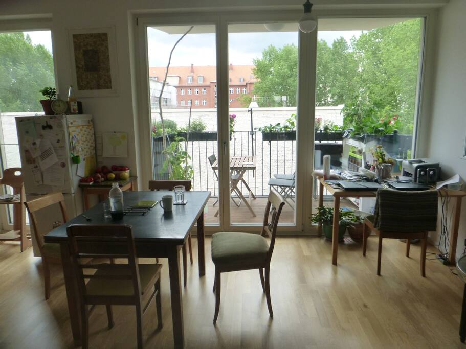 Wohnküche mit Balkon