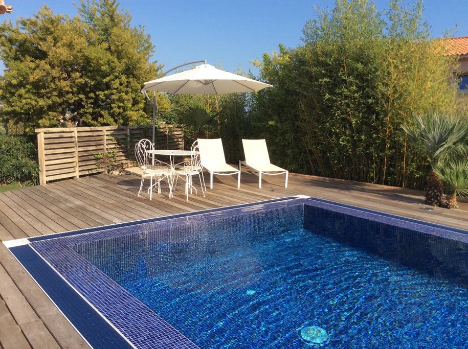 Les abords de la piscine.
