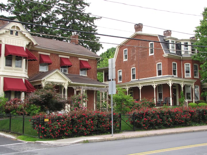 Brickhouse Inn - Queen Bed - Ohio Room
