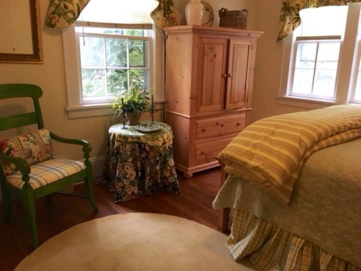 Queen Bedroom Main level