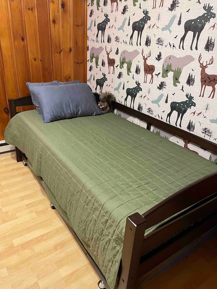 ห้องนอนชั้นสองเตียงแฝดพร้อมเตียงนอนเล่น 