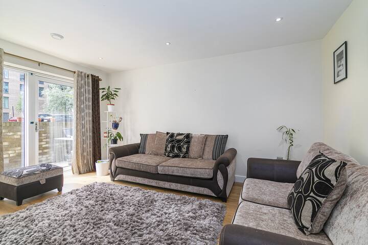 Gorgeous 3BR 3BA- O2, EXCel, 20-min Central London gallery image 3