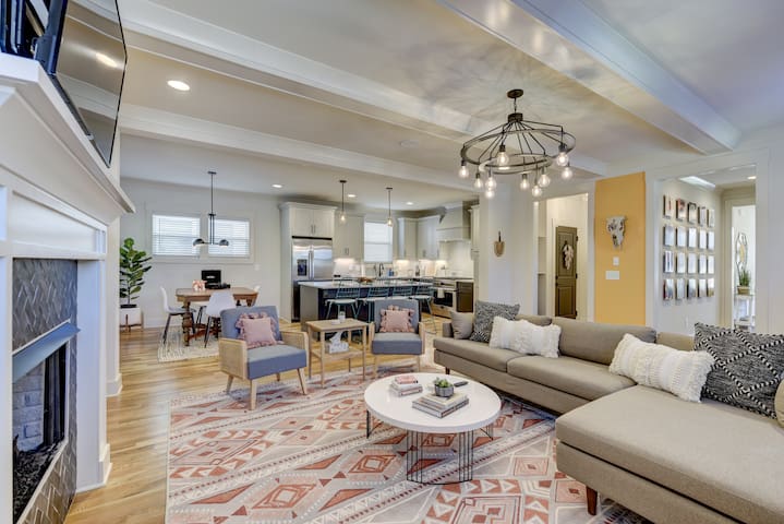 East Nashville Charmer – The Dolly Llama gallery image 2