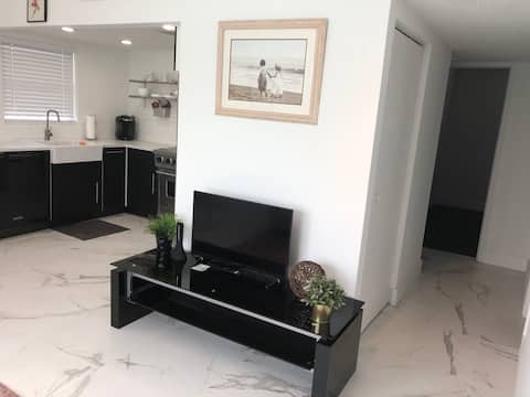 Top Airbnb: Amazing 2Bed-1Bath Brickell Apt + Free Parking! in West Brickell