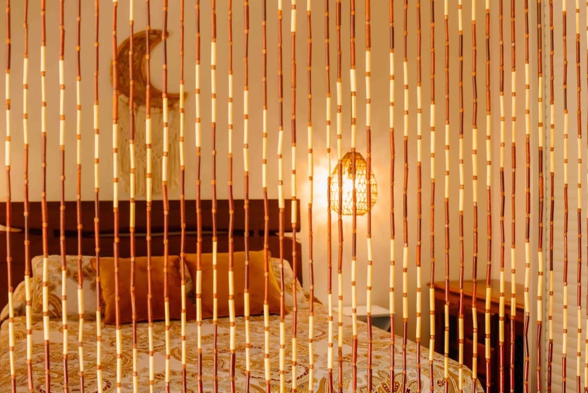 ที่พักแสนอบอุ่นสำหรับพักผ่อนหลังวันพักผ่อนริมชายหาดที่มีแสงแดด