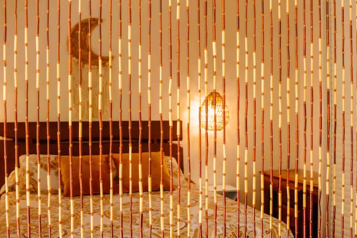 Un espacio acogedor para descansar después de un día soleado de playa.