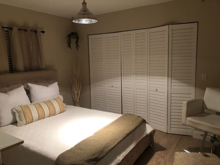 3号卧室
标准双人床