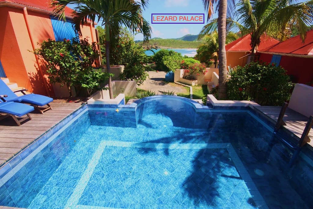 Sea and pool from the living