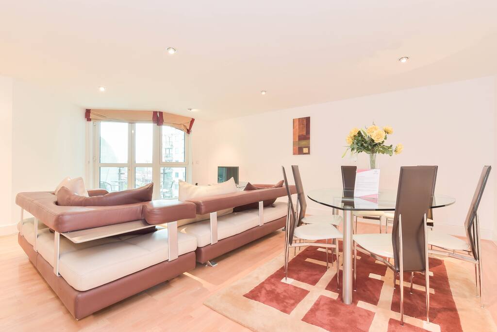 Lounge & Dining Area