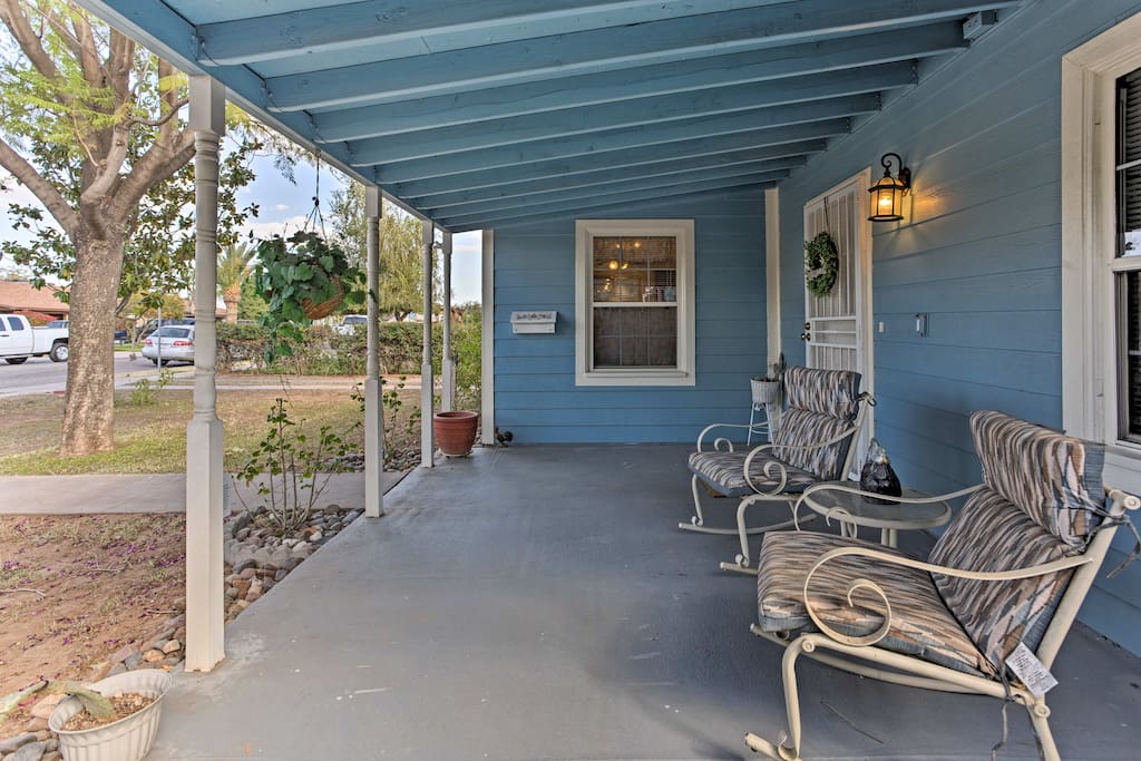 This quaint home is ideal for 6 travelers!