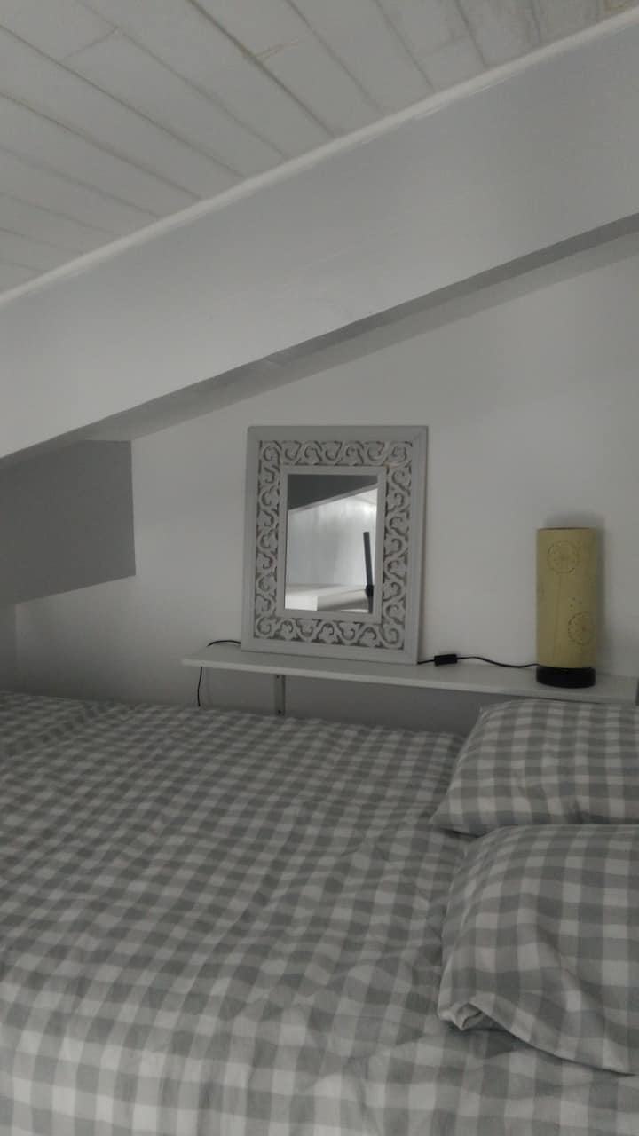 מיטה בגודל 120 ס"מ הממוקמת בקומת ביניים, גג זוחל. גישה דרך סולם.