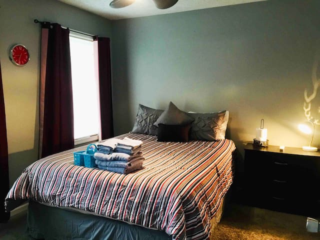 KG Queen-sized Bedroom SERTA Mattress!