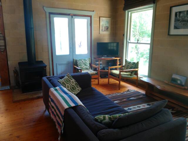 Moggs Beach Garden House gallery image 4