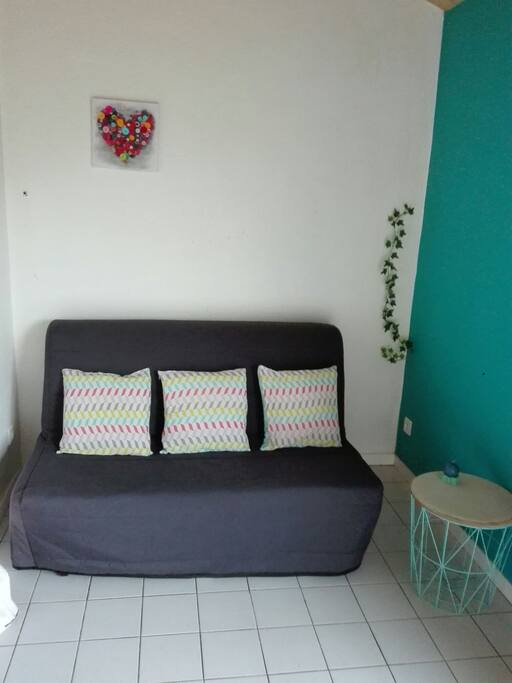 coin couchage, lit BZ, table de nuit