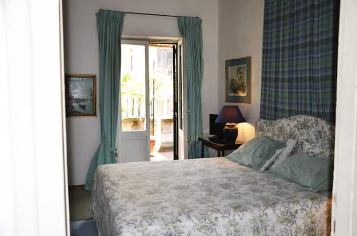 სააბაზანო
პატარა ტერასა შიდა ეზოთი