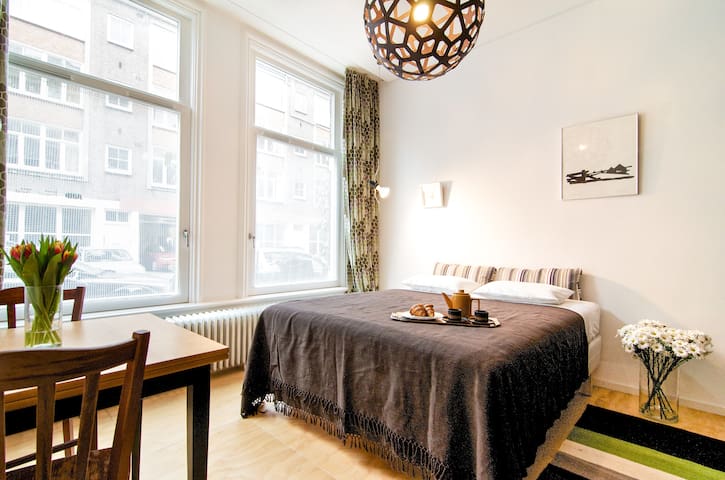 Amstel Nest - an urban retreat for two