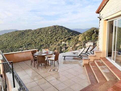 Large villa with exceptional views 2 to 10 people!
