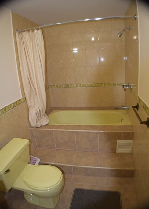 Baño completo privado, tina y agua caliente