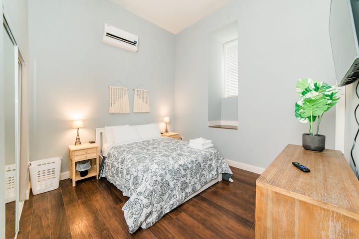 Dormitorio principal: cama tamaño queen