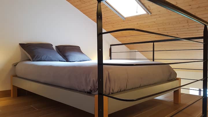 带天光的卧室。