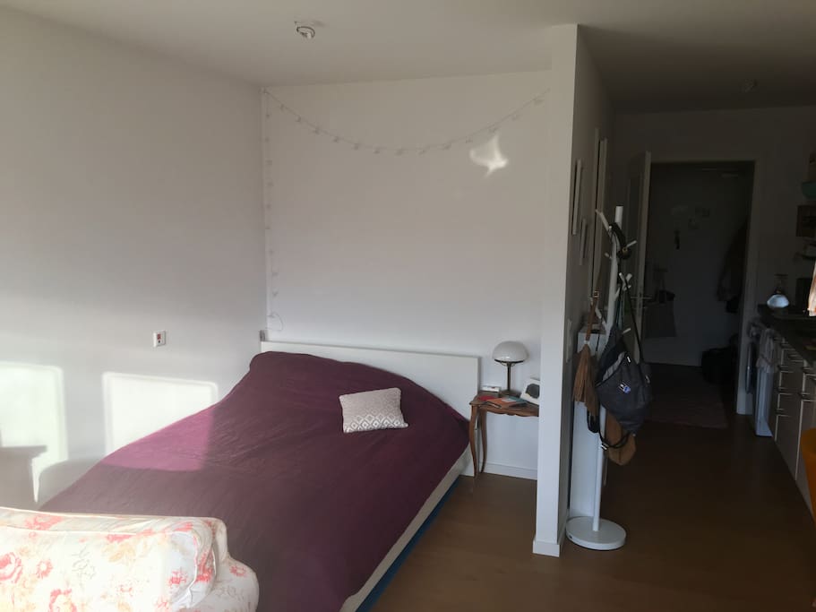 Kuschel dich ein in meinem 140x200m Bett mit großen Kissen und weichen Decken :)