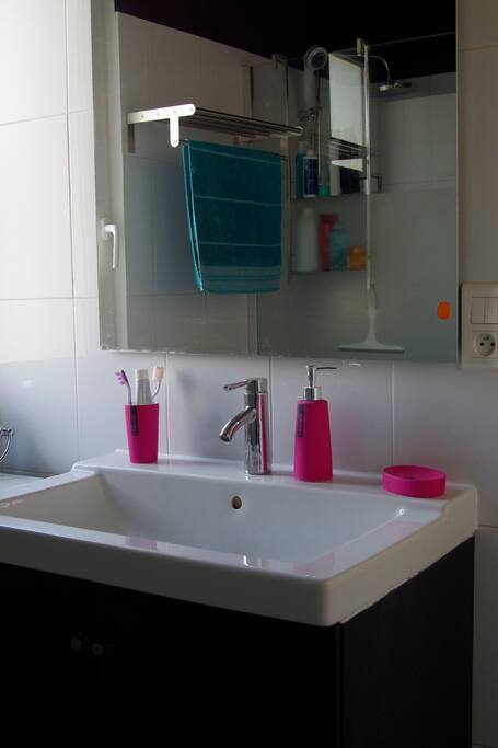 Salle de bain avec douche