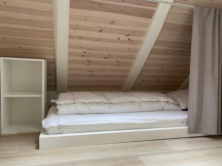 ห้องที่ 2: ไม่ใช่ห้องนอน แต่อยู่ในห้องใต้หลังคาเหมือนบันได
ขนาดเตียง: 80 x 190 ซม.
