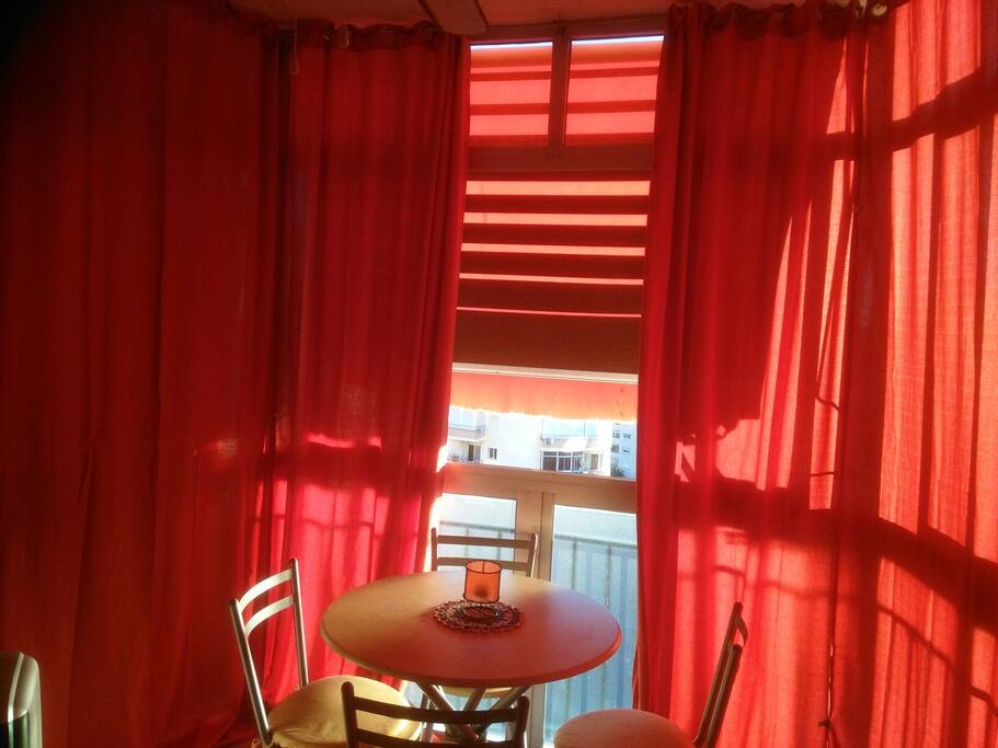 Terraza acristalada muy soleada , con toldo y cortinas
