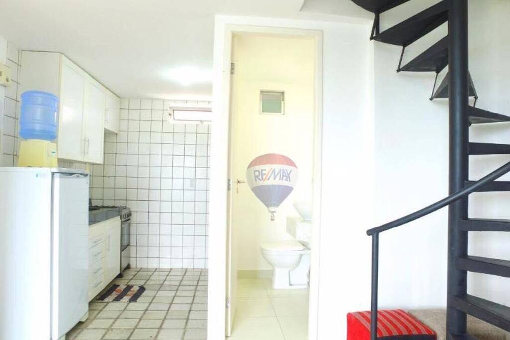 visão da sala para a cozinha e o lavabo