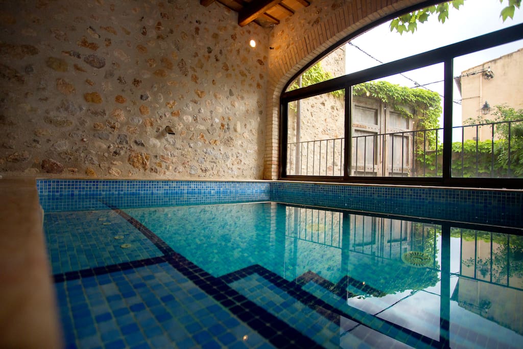 Piscina interior de 2m x 2m. Es una piscina de agua caliente ideal para invierno