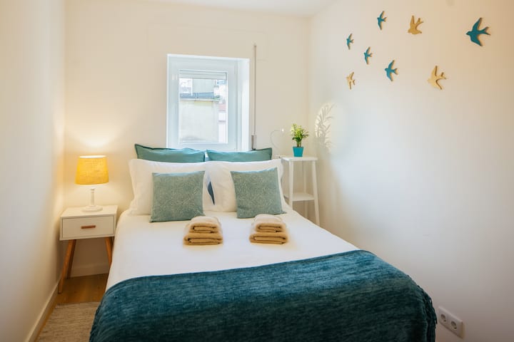 חדר כחול עם מיטה זוגית