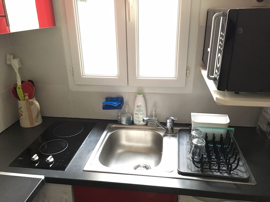 Elle est équipée : plaques à induction, bouilloire, grille pain et combiné four micro-ondes.