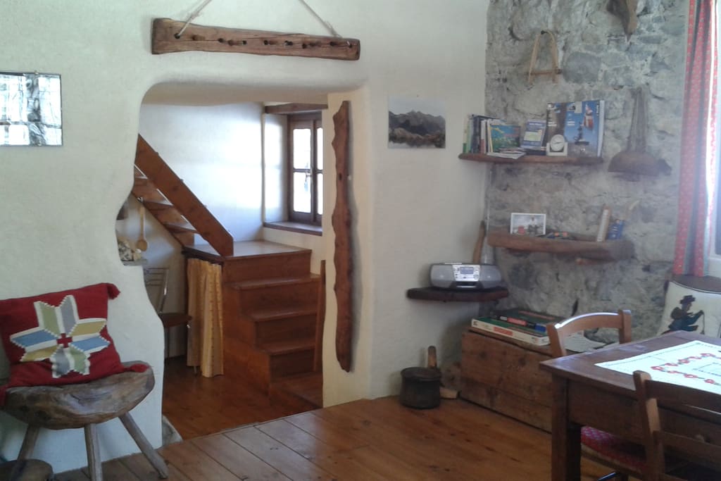 Soggiorno e scala di accesso al piano superiore
