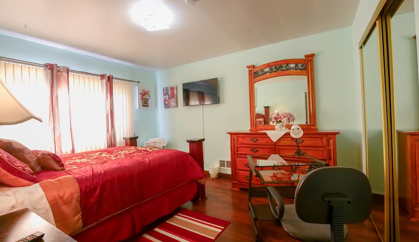 1 COZY HOUSE IN DOLTON IL.  invites you to rest
