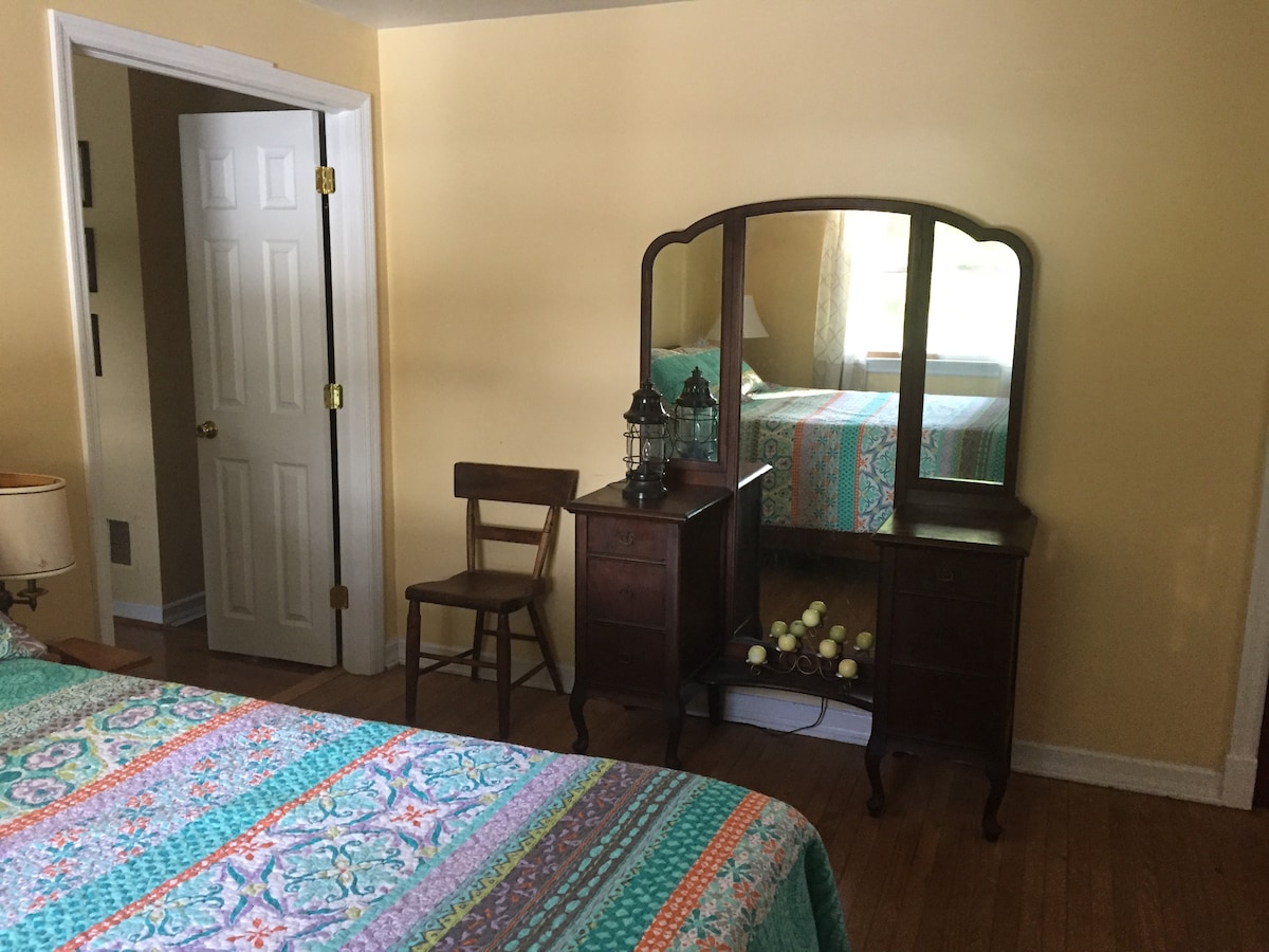 Väčšia spálňa na poschodí s manželskou posteľou. 