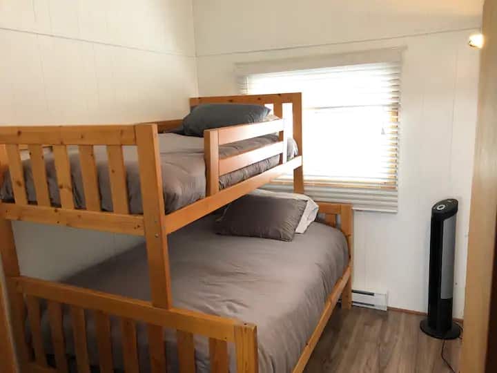 Dormitorio #2 Cama doble en la parte inferior, cama doble en la parte superior. 
Por favor, nota: el dormitorio es pequeño y esta cama doble está debajo de una litera y contra la pared. 