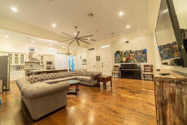 A1 French quarter 11 Beds Walk to French Quarter! gallery image 2