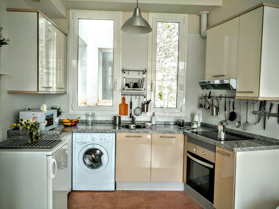 Cocina nueva totalmente equipada, estufa, horno convencional, horno microondas , refrigerador, tostador, lavadora y secadora ropa. Para estrenar .
