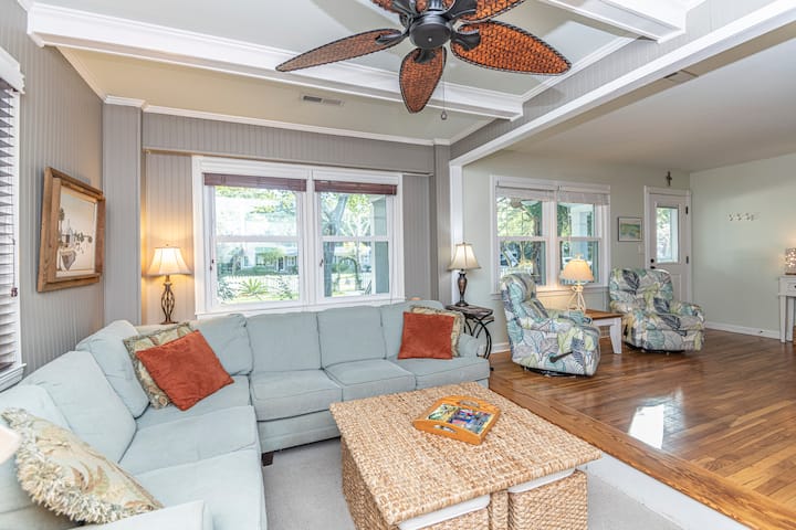 Charming Cottage At Beach With Golf Cart - Isle of Palms, SC