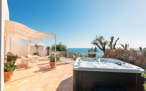 Annuncio Airbnb popolare: Villa dei lecci - Luxury villa with private Jacuzzi a Forio