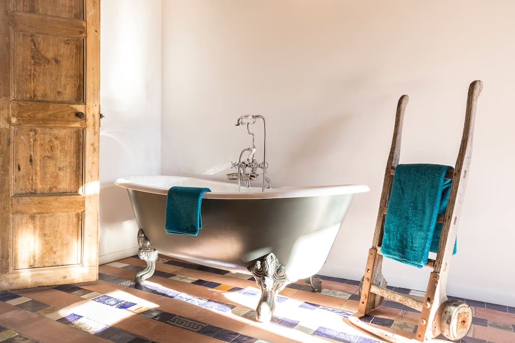 Charming en suite bathtub