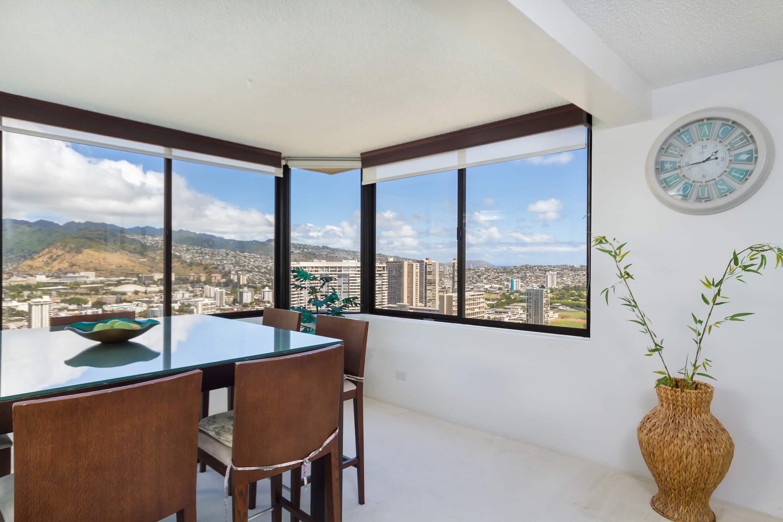 Condo in Honolulu · ★4.55 · 2 bedrooms · 4 beds · 2 private baths - Image 7